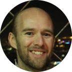 Joakim Lindblad ler in i kameran.