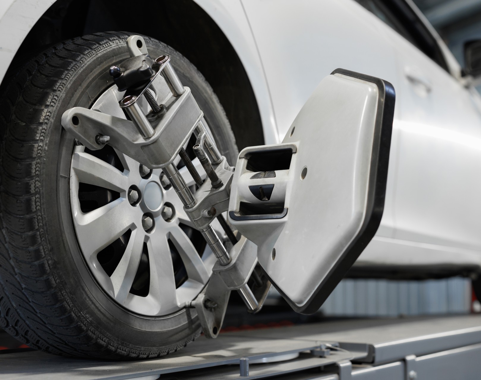 Hjulinställning med hjälp med av verktyg.