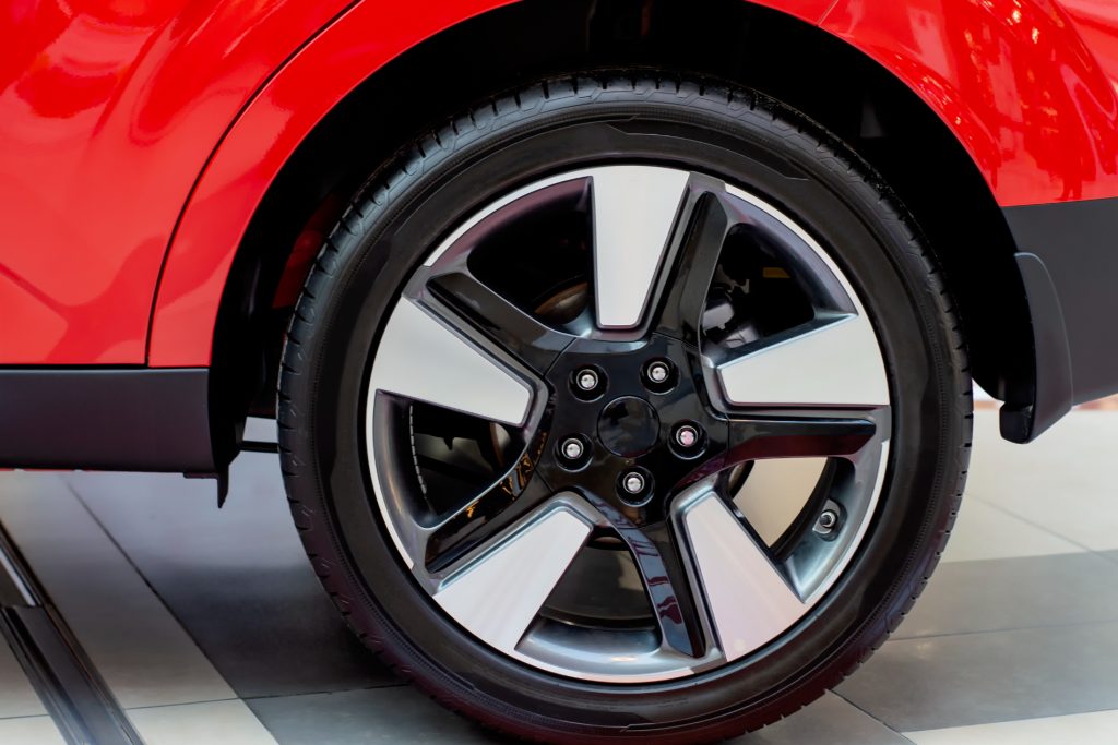 Fint däck på röd bil. 