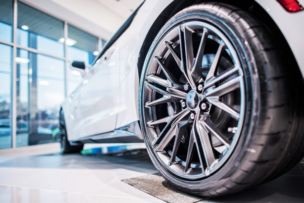 Ettl lyxigt däck i Uppsala på vit bil. 