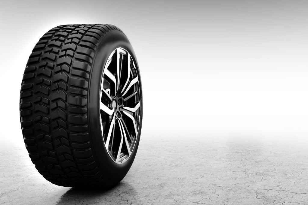 Ett ensamt däck med grå bakgrund. 