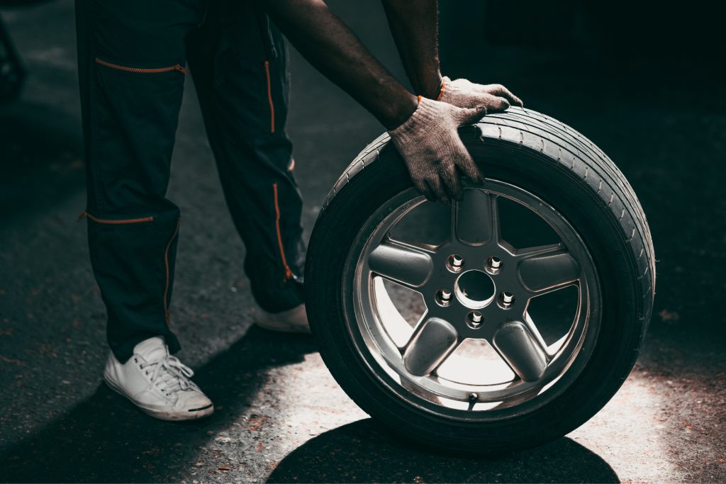 En anställd på Däckfixaren installerar däck. 